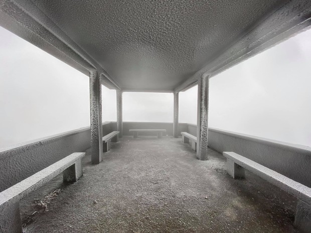 Băng tuyết phủ trắng Cao Bằng, Lạng Sơn, nhiệt độ thấp nhất nhiều nơi tiếp tục giảm - Ảnh 2.