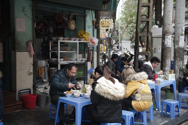 Chùm ảnh: Hà Nội rét kỷ lục, chạm ngưỡng 10 độ nhưng quán xá vẫn tấp nập, dân tình xì xụp ăn uống đủ các món mùa đông - Ảnh 1.