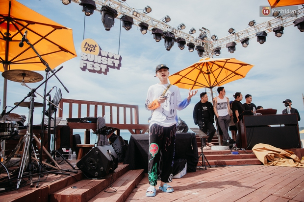 Trước giờ G: Jack ăn vận siêu đáng yêu tổng duyệt HOT14 WOW Sunset Fest, Anh Tú - Lyly hát tập thôi mà tình cảm thế này? - Ảnh 2.