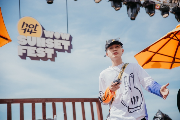 Trước giờ G: Jack ăn vận siêu đáng yêu tổng duyệt HOT14 WOW Sunset Fest, Anh Tú - Lyly hát tập thôi mà tình cảm thế này? - Ảnh 1.