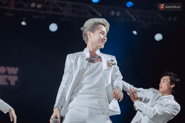 Jack, Thuỳ Chi khiến fan “mê mẩn” với loạt hit, Juky San - LyLy cùng dàn nghệ sĩ làm bùng nổ sân khấu chưa từng có tại HOT14 WOW Sunset Fest - Ảnh 29. Jack, Thuỳ Chi khiến fan “mê mẩn” với loạt hit, Juky San - LyLy cùng dàn nghệ sĩ làm bùng nổ sân khấu chưa từng có tại HOT14 WOW Sunset Fest - Ảnh 29.