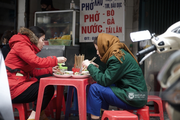 Chùm ảnh: Hà Nội rét kỷ lục, chạm ngưỡng 10 độ nhưng quán xá vẫn tấp nập, dân tình xì xụp ăn uống đủ các món mùa đông - Ảnh 10.