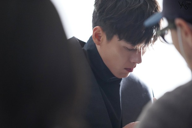 Bộ hình hậu trường khiến Knet phải trầm trồ vì sự thay đổi của Hyun Bin sau khi hẹn hò Son Ye Jin - Ảnh 2.