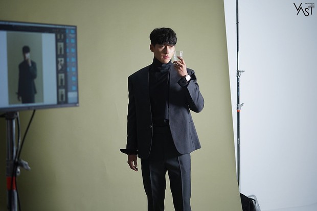 Bộ hình hậu trường khiến Knet phải trầm trồ vì sự thay đổi của Hyun Bin sau khi hẹn hò Son Ye Jin - Ảnh 3.