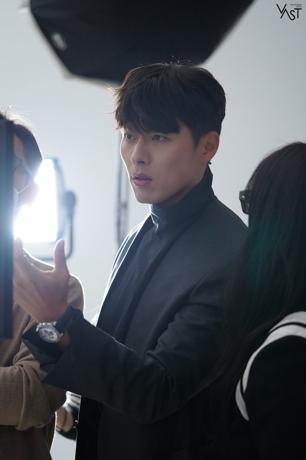 Bộ hình hậu trường khiến Knet phải trầm trồ vì sự thay đổi của Hyun Bin sau khi hẹn hò Son Ye Jin - Ảnh 4.