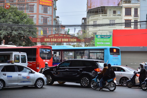Ảnh: Đường Hà Nội chật cứng xe cộ, hàng nghìn người chôn chân, vật lộn với giá rét xấp xỉ 10 độ C - Ảnh 6.