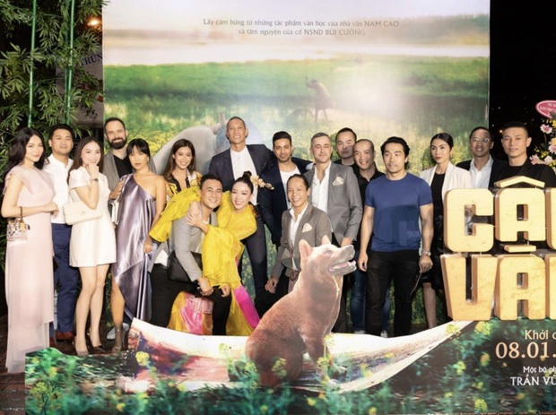 Team qua đường bắt trọn khoảnh khắc tình tứ của Linh Rin và Phillip Nguyễn, tay nắm chặt không rời ở hậu trường - Ảnh 4.