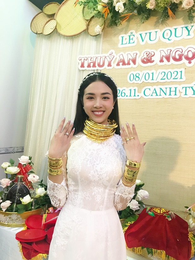 Đại hội khoe vàng cưới của 2 cô dâu hot nhất Vbiz hôm nay: Thúy An được tặng 10 bộ vòng, Bùi Tiến Dũng phải “gánh” hộ vợ - Ảnh 2.