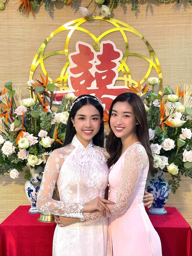 Cả dàn hậu đổ bộ đám cưới Thuý An: Cô dâu rạng ngời, Đỗ Mỹ Linh - Tiểu Vy diện áo bà ba thôi vẫn khoe đường cong nuột nà - Ảnh 4.