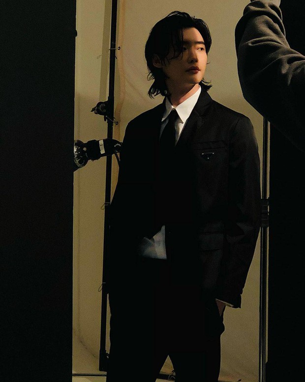 Vừa xuất ngũ, Lee Jong Suk đã gây bão vì ngoại hình hoàn mỹ, netizen cảm thán: Song Hye Kyo thật có số hưởng - Ảnh 3.