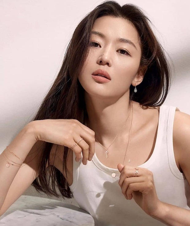 Chủ đề khiến netizen Hàn khẩu chiến: Song Hye Kyo, Son Ye Jin được cả Châu Á tung hô vẫn phải xếp sau hai người đẹp 50 tuổi - Ảnh 4.