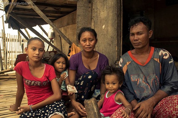 Cô bé ăn xin bị chụp trộm cách đây 4 năm giờ đổi đời ngoạn mục, 1 mình nuôi 7 miệng ăn nhưng vẫn không quên làm điều khiến nhiều người thán phục - Ảnh 4.