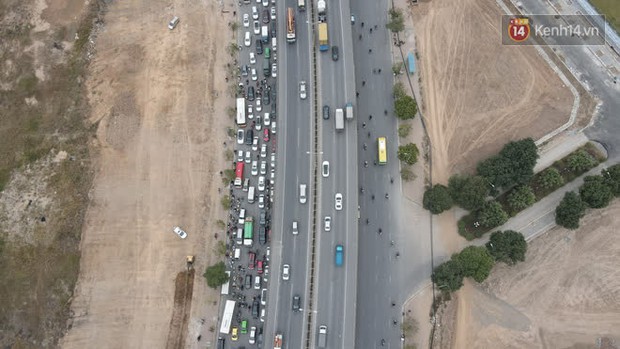 Ảnh: Đường Hà Nội chật cứng xe cộ, hàng nghìn người chôn chân, vật lộn với giá rét xấp xỉ 10 độ C - Ảnh 17.