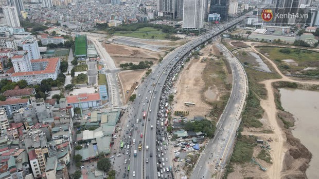 Ảnh: Đường Hà Nội chật cứng xe cộ, hàng nghìn người chôn chân, vật lộn với giá rét xấp xỉ 10 độ C - Ảnh 15.