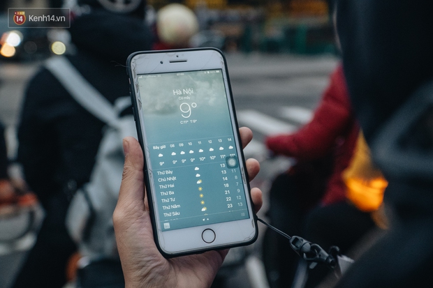 Chùm ảnh: Hà Nội chìm trong rét buốt nhất từ đầu mùa, nhiều người khoác 5, 6 lớp áo chống lại cái rét xấp xỉ 10 độ C - Ảnh 1.