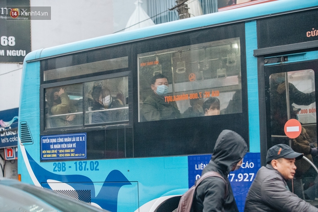 Chùm ảnh: Hà Nội chìm trong rét buốt nhất từ đầu mùa, nhiều người khoác 5, 6 lớp áo chống lại cái rét xấp xỉ 10 độ C - Ảnh 6.