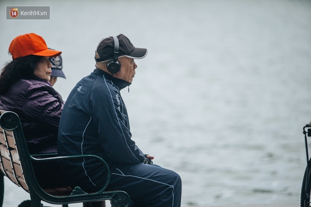 Chùm ảnh: Hà Nội chìm trong rét buốt nhất từ đầu mùa, nhiều người khoác 5, 6 lớp áo chống lại cái rét xấp xỉ 10 độ C - Ảnh 8.