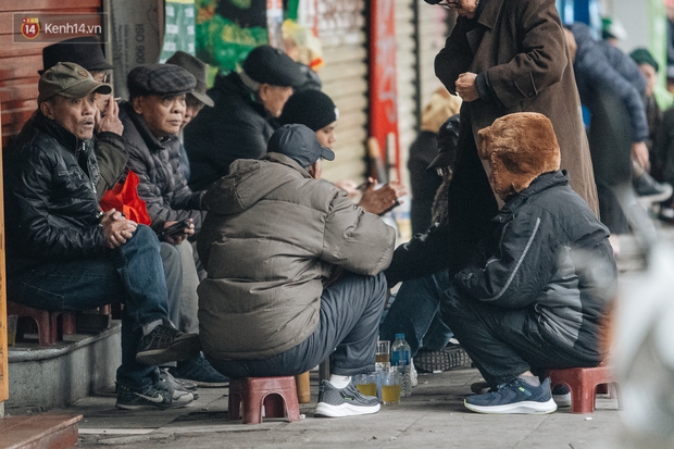 Chùm ảnh: Hà Nội chìm trong rét buốt nhất từ đầu mùa, nhiều người khoác 5, 6 lớp áo chống lại cái rét xấp xỉ 10 độ C - Ảnh 18.