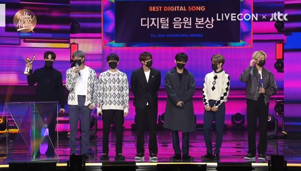BTS xuất hiện đủ 7 người nhận giải nhưng lại mất Daesang về tay IU tại Grammy Hàn Quốc 2021; BLACKPINK, Red Velvet ở nhà vẫn có giải - Ảnh 3. BTS xuất hiện đủ 7 người nhận giải nhưng lại mất Daesang về tay IU tại Grammy Hàn Quốc 2021; BLACKPINK, Red Velvet ở nhà vẫn có giải - Ảnh 3.