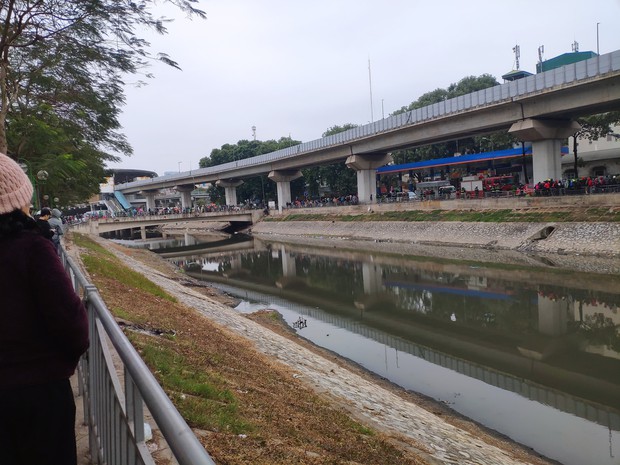 Hà Nội: Phát hiện thi thể nổi trên sông Tô Lịch rạng sáng giữa tiết trời rét buốt - Ảnh 1.