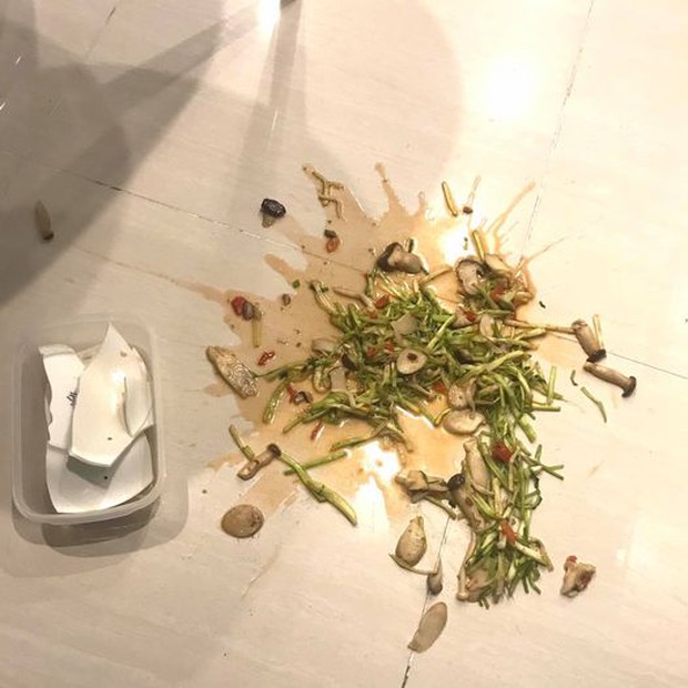 Chuẩn bị ăn cơm thì con trai làm vỡ tan tành đĩa rau, người bố chỉ làm hành động nhỏ liền được khen dạy con khéo quá! - Ảnh 1.