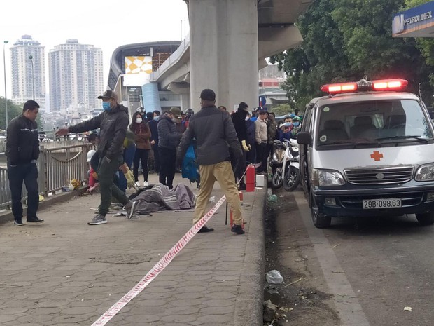 Hà Nội: Phát hiện thi thể nổi trên sông Tô Lịch rạng sáng giữa tiết trời rét buốt - Ảnh 2.