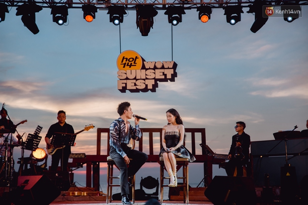 Chiều hoàng hôn nghe Thuỳ Chi hát, Jack hoà giọng cùng fan bên bờ biển và những khoảnh khắc chỉ có tại HOT14 WOW Sunset Fest - Ảnh 8. Chiều hoàng hôn nghe Thuỳ Chi hát, Jack hoà giọng cùng fan bên bờ biển và những khoảnh khắc chỉ có tại HOT14 WOW Sunset Fest - Ảnh 8.