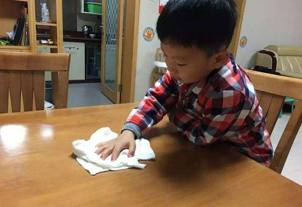 Chuẩn bị ăn cơm thì con trai làm vỡ tan tành đĩa rau, người bố chỉ làm hành động nhỏ liền được khen dạy con khéo quá! - Ảnh 3.