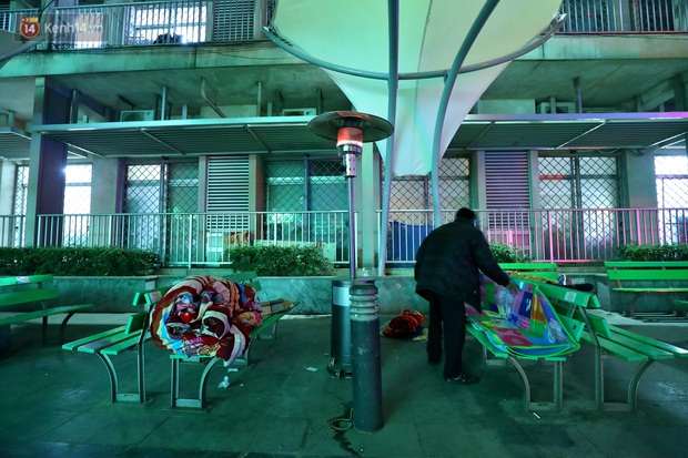 Người dân quây quần dưới 20 cây sưởi tỏa nhiệt trong bệnh viện giữa đêm đông buốt giá ở Hà Nội: Màn trời chiếu đất trông người bệnh, giờ đã ấm hơn rồi - Ảnh 2.