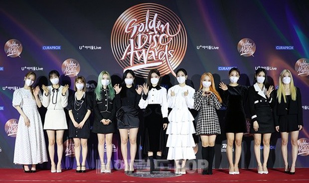Thảm đỏ Grammy Hàn Quốc 2021: Thành viên Oh My Girl mặc đồ thảm họa, em út sexy nhất Kpop Hwasa và Jessi hở bạo kệ trời rét âm độ - Ảnh 13.
