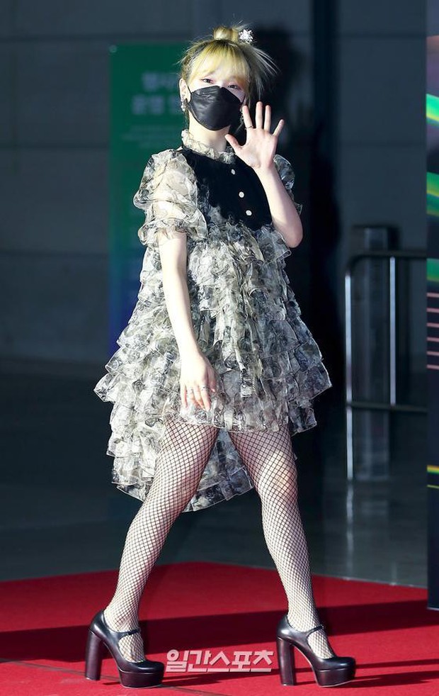 Thảm đỏ Grammy Hàn Quốc 2021: Thành viên Oh My Girl mặc đồ thảm họa, em út sexy nhất Kpop Hwasa và Jessi hở bạo kệ trời rét âm độ - Ảnh 8.