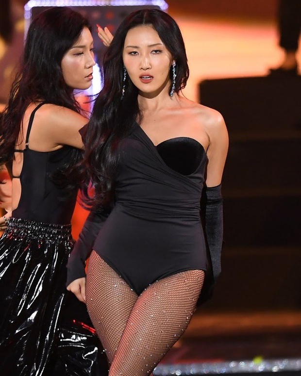 Màn hở bạo nhất Grammy Hàn Quốc 2021: Hwasa (MAMAMOO) như mặc đồ bơi, suýt hớ hênh vì vũ đạo nóng mắt làm lộ cả mảng lưng trần - Ảnh 14.