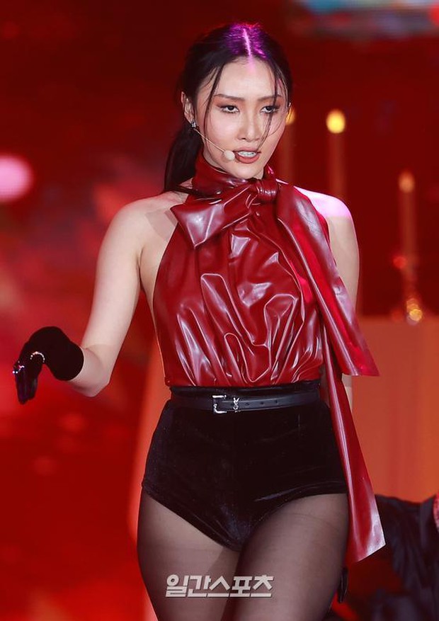 Màn hở bạo nhất Grammy Hàn Quốc 2021: Hwasa (MAMAMOO) như mặc đồ bơi, suýt hớ hênh vì vũ đạo nóng mắt làm lộ cả mảng lưng trần - Ảnh 4.