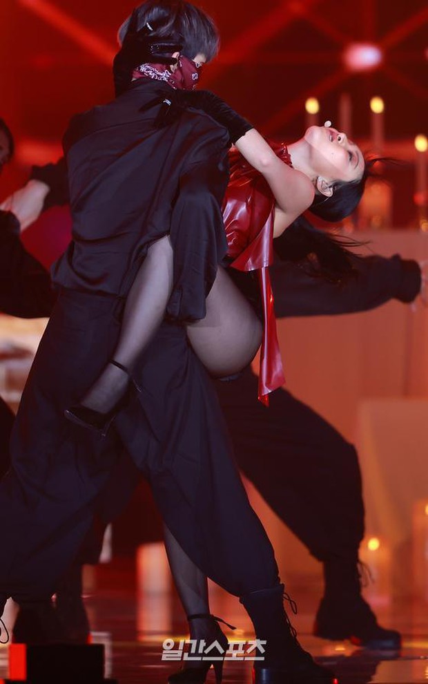 Màn hở bạo nhất Grammy Hàn Quốc 2021: Hwasa (MAMAMOO) như mặc đồ bơi, suýt hớ hênh vì vũ đạo nóng mắt làm lộ cả mảng lưng trần - Ảnh 7.