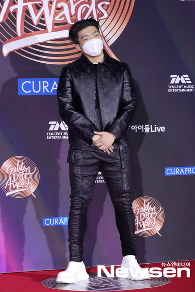 Thảm đỏ Grammy Hàn Quốc 2021: Thành viên Oh My Girl mặc đồ thảm họa, em út sexy nhất Kpop Hwasa và Jessi hở bạo kệ trời rét âm độ - Ảnh 24.