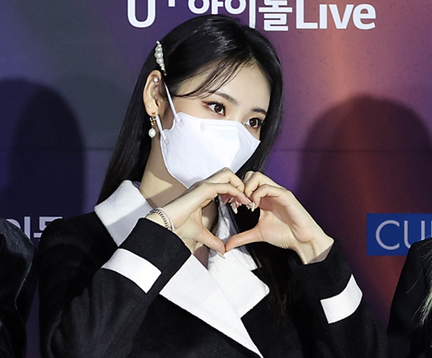 Thảm đỏ Grammy Hàn Quốc 2021: Thành viên Oh My Girl mặc đồ thảm họa, em út sexy nhất Kpop Hwasa và Jessi hở bạo kệ trời rét âm độ - Ảnh 14.