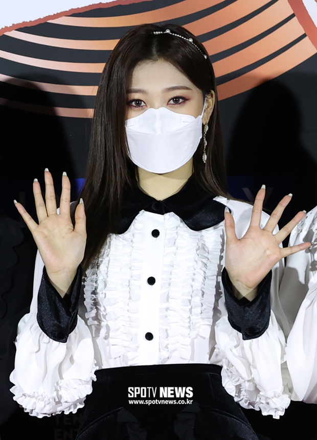 Thảm đỏ Grammy Hàn Quốc 2021: Thành viên Oh My Girl mặc đồ thảm họa, em út sexy nhất Kpop Hwasa và Jessi hở bạo kệ trời rét âm độ - Ảnh 15.