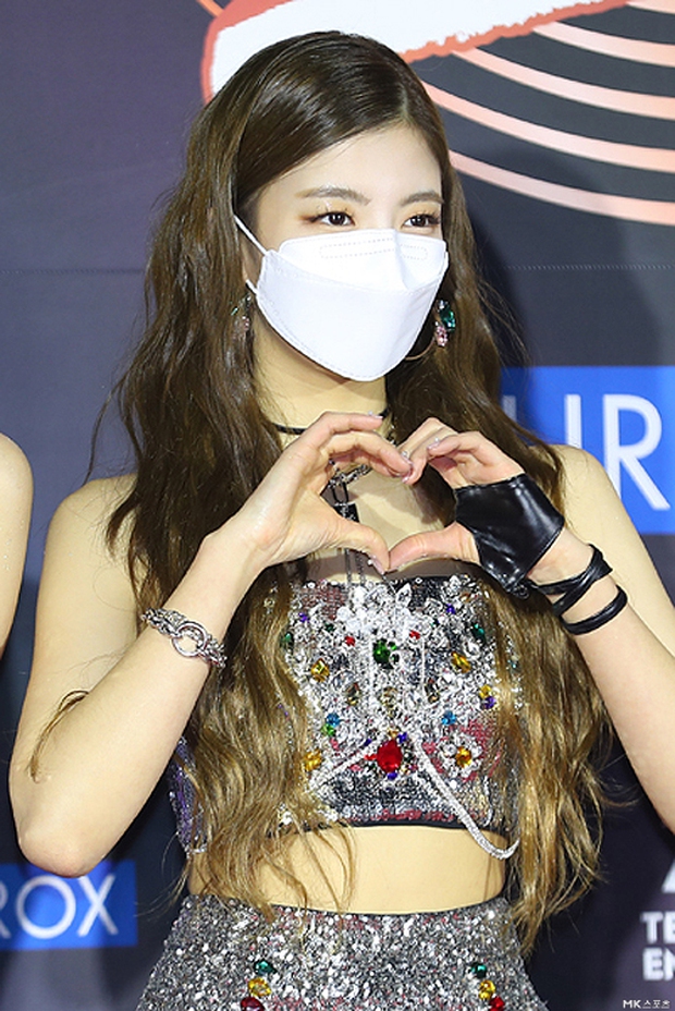 Thảm đỏ Grammy Hàn Quốc 2021: Thành viên Oh My Girl mặc đồ thảm họa, em út sexy nhất Kpop Hwasa và Jessi hở bạo kệ trời rét âm độ - Ảnh 11.