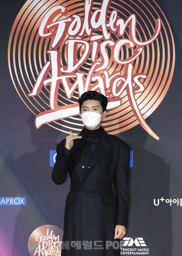 Thảm đỏ Grammy Hàn Quốc 2021: Thành viên Oh My Girl mặc đồ thảm họa, em út sexy nhất Kpop Hwasa và Jessi hở bạo kệ trời rét âm độ - Ảnh 19.