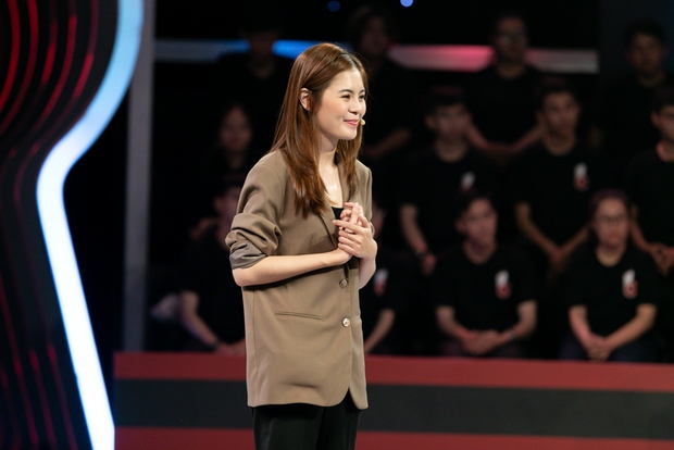 Cô gái sinh năm 98 đi xin việc trên truyền hình được tặng luôn 10 nghìn cổ phiếu sau màn trả lời thuyết phục - Ảnh 1. Cô gái sinh năm 98 đi xin việc trên truyền hình được tặng luôn 10 nghìn cổ phiếu sau màn trả lời thuyết phục - Ảnh 1.