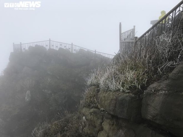 Trầm trồ trước khung cảnh băng tuyết tuyệt đẹp bao phủ chùa Đồng trên đỉnh non thiêng Yên Tử - Ảnh 5.