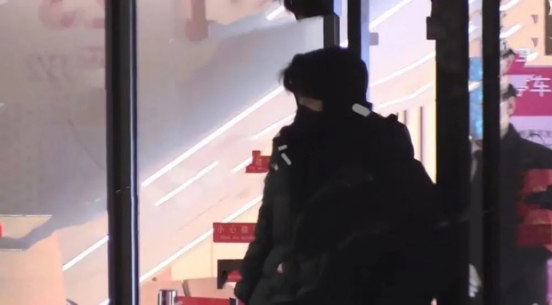 Giữa lúc MXH náo loạn vì scandal ngoại tình, 1 cô gái leo thẳng top 1 Weibo vì được ông xã mỹ nam Cbiz tháp tùng đi siêu thị - Ảnh 3.