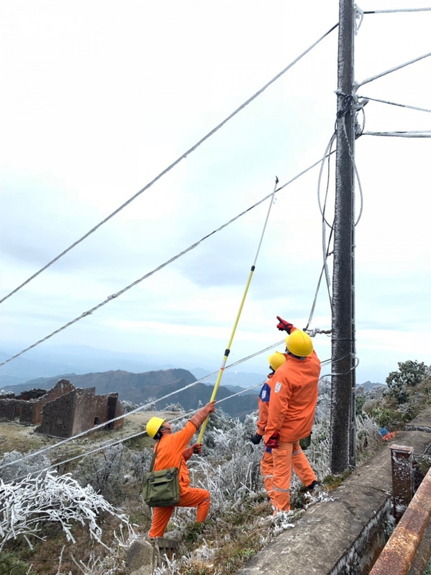 Những người “đu dây” gõ băng tuyết, đảm bảo lưới điện hoạt động trong giá lạnh - Ảnh 26.