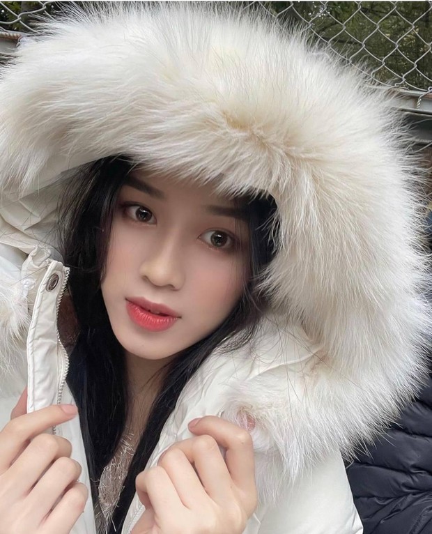 Hoa hậu Đỗ Thị Hà khoe cận visual khi đi đến trường: Make up sương sương, ăn diện giản dị thì liệu có nổi bật? - Ảnh 4.