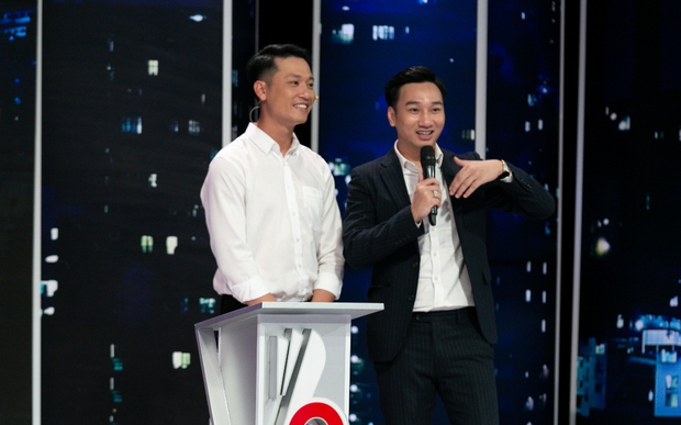 Cô gái sinh năm 98 đi xin việc trên truyền hình được tặng luôn 10 nghìn cổ phiếu sau màn trả lời thuyết phục - Ảnh 2. Cô gái sinh năm 98 đi xin việc trên truyền hình được tặng luôn 10 nghìn cổ phiếu sau màn trả lời thuyết phục - Ảnh 2.