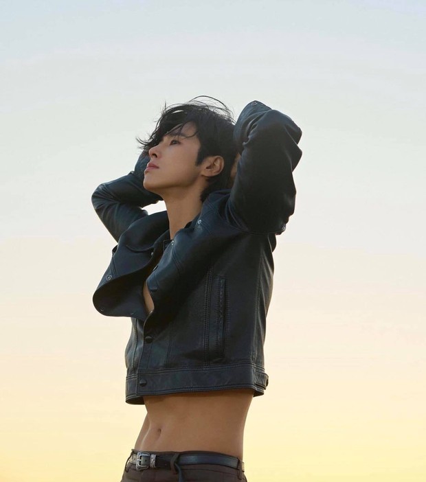 Xuất hiện nam idol có vòng eo nhỏ nhất nhì Kpop: BLACKPINK - Jungkook (BTS) chắc phải e dè, lại còn là nam thần Kpop - Ảnh 2.