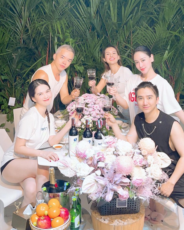 Ngọc Trinh đón tuổi 32 bên hội bạn thân: Nữ chính thay đổi hẳn, không sexy chặt chém liệu có bùng nổ visual? - Ảnh 3. Ngọc Trinh đón tuổi 32 bên hội bạn thân: Nữ chính thay đổi hẳn, không sexy chặt chém liệu có bùng nổ visual? - Ảnh 3.