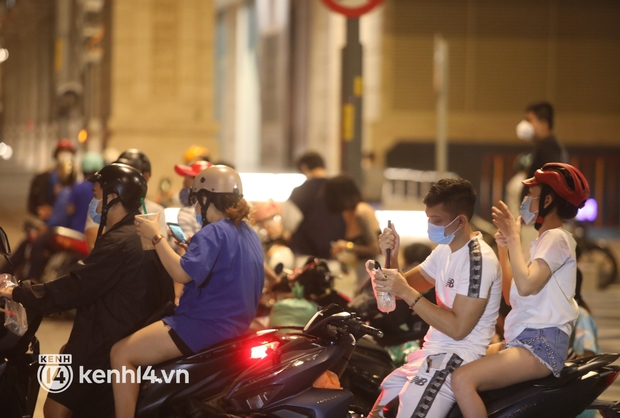 Sài Gòn đã không còn vắng bóng người sau 18h: Đường phố nhộn nhịp, các bạn trẻ chụp ảnh kỷ niệm ngày đầu “nới lỏng” đáng nhớ - Ảnh 7.
