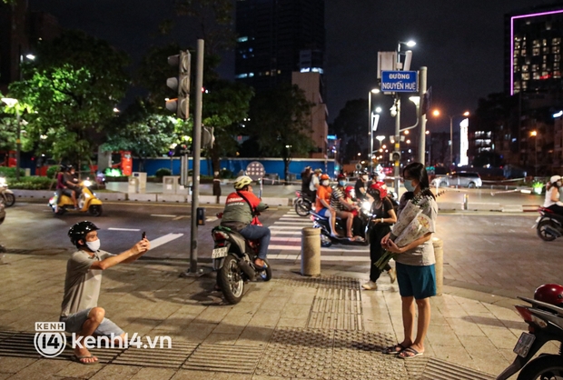 Sài Gòn đã không còn vắng bóng người sau 18h: Đường phố nhộn nhịp, các bạn trẻ chụp ảnh kỷ niệm ngày đầu “nới lỏng” đáng nhớ - Ảnh 9.
