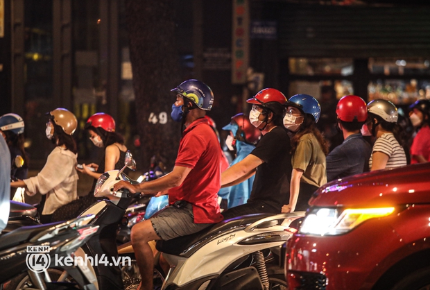 Sài Gòn đã không còn vắng bóng người sau 18h: Đường phố nhộn nhịp, các bạn trẻ chụp ảnh kỷ niệm ngày đầu “nới lỏng” đáng nhớ - Ảnh 3.